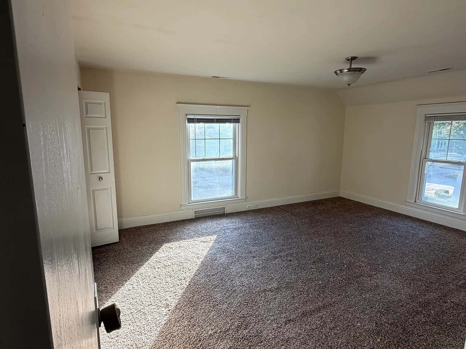 1 bed, 990 sqft, $1,200 — Photo 2