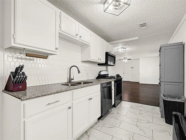 2126 Hillshire Dr — Photo 8