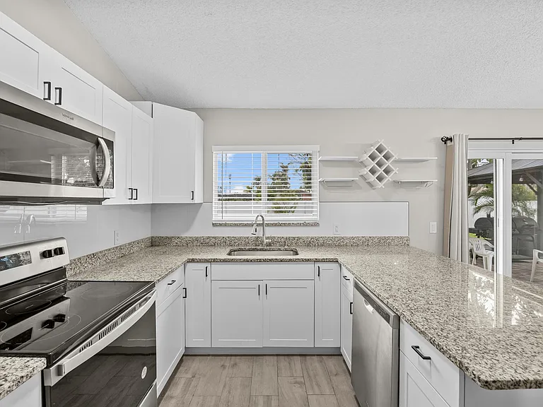 265 SW Dalton Cir — Photo 9