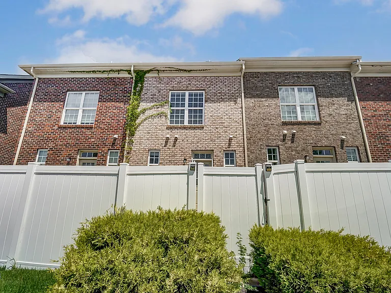9519 Longstone Ln — Photo 32