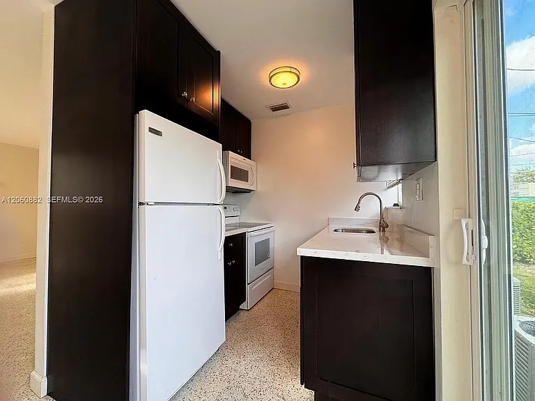 628 W 17th St #628 — Photo 5