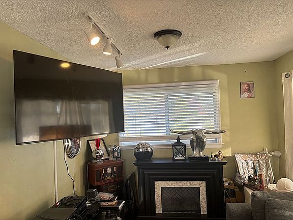3rd image of 1041 Pine Way NE
