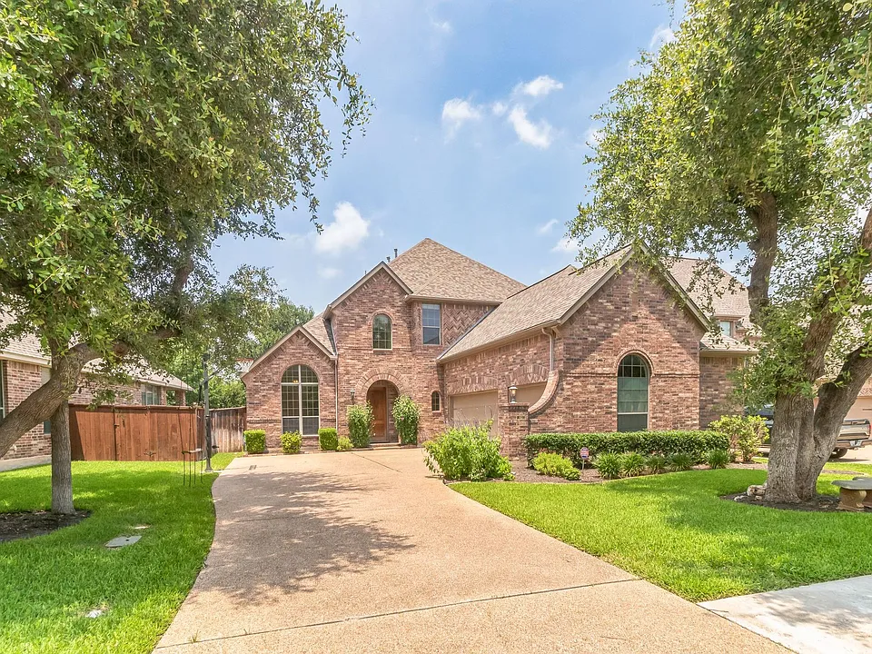 208 Angus Dr