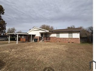 805 Arthur Dr, Midwest City, OK 73110