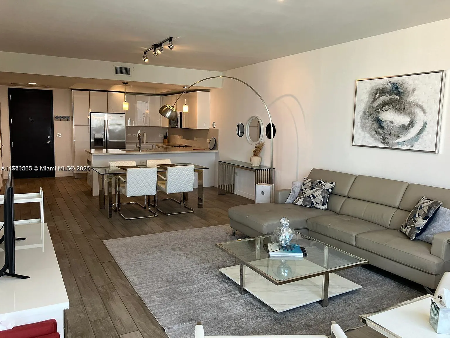 1 bed, 945 sqft, $3,500 — Photo 4