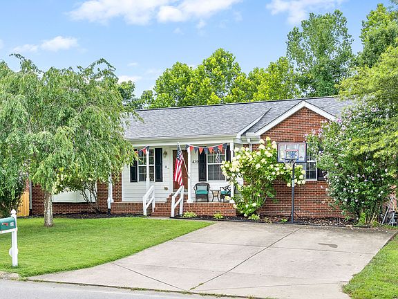 3rd image of 419 Eisenhower Dr