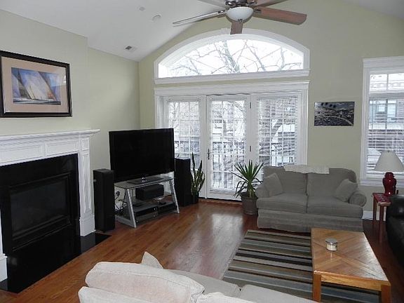 4th image of 3227 N Clifton Ave #Unt3