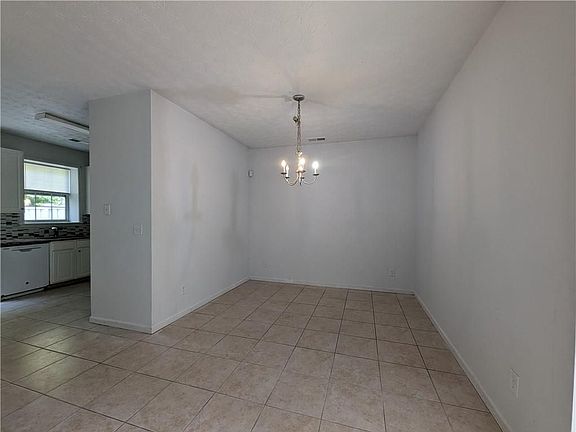 5th image of 46 Oak Green Dr