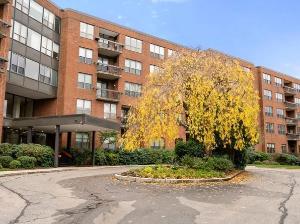 210 Nahanton St APT 517, Newton, MA 02459