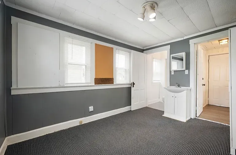 100 N Calvert Ave — Photo 6