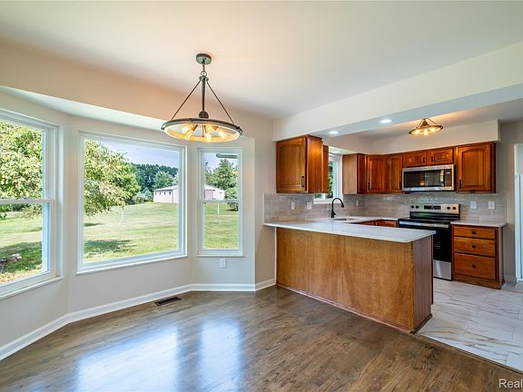 4th image of 5181 Burnside Rd