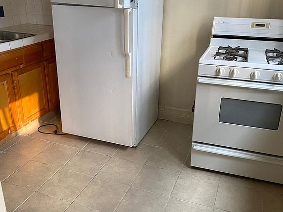 5th image of 1665 W 11th Pl #203
