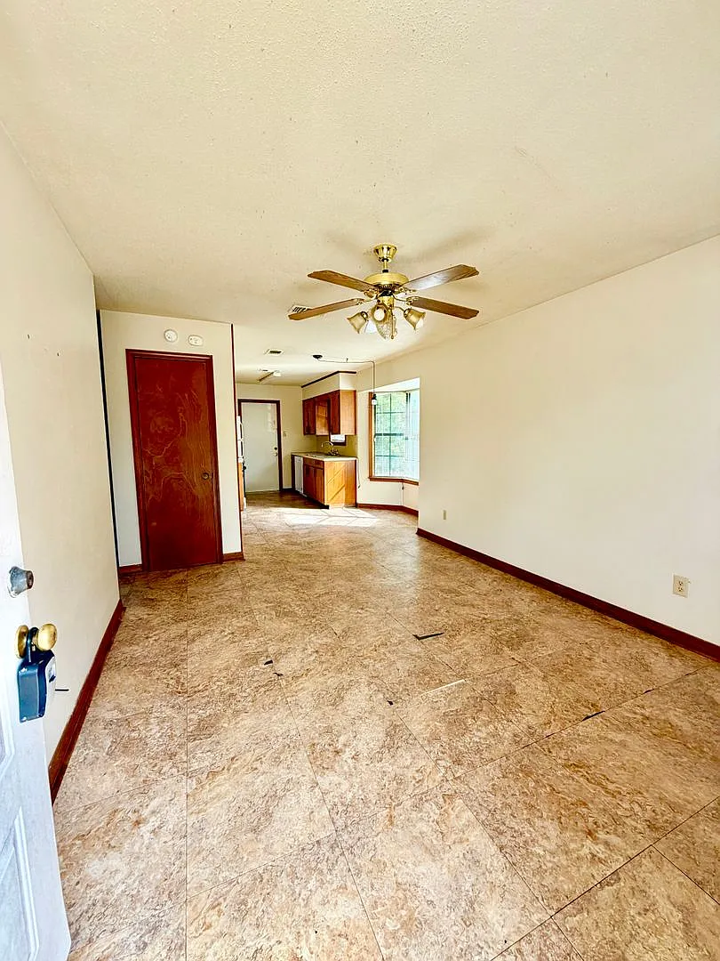916 Fisher — Photo 3