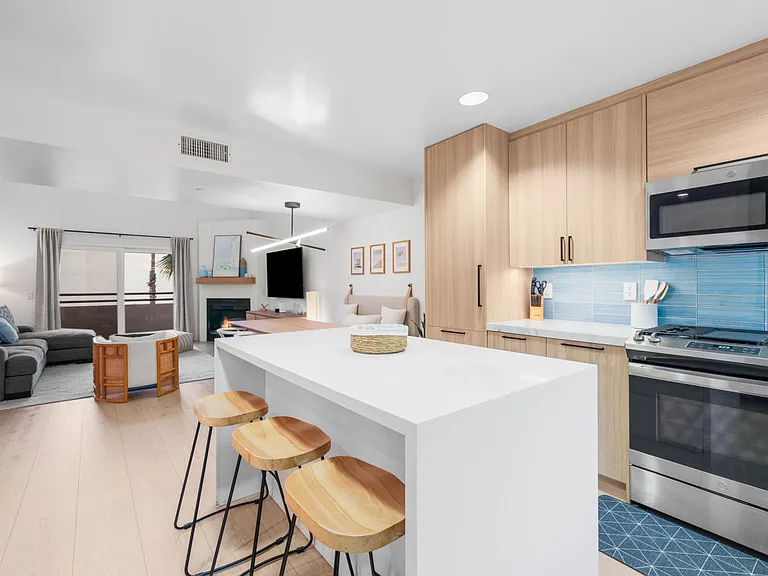 401 N Coast Hwy N #305 — Photo 11