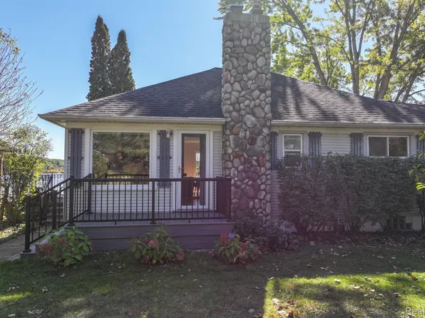 547 Blue Water Dr, Holly, MI 48442