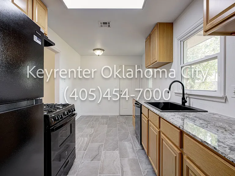 1520 Rowena Ln — Photo 13