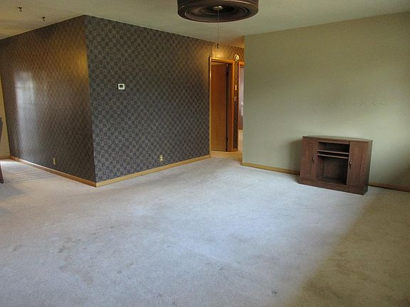 3rd image of 113 Hillside St