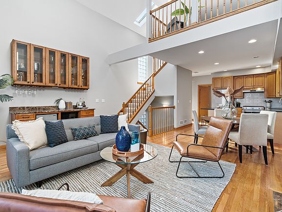 5th image of 1056 N Marshfield Ave #3