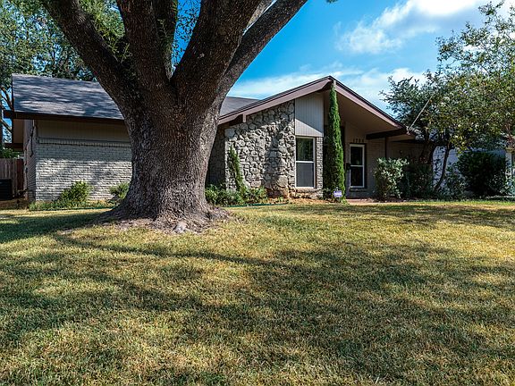 3rd image of 1705 Larkspur Dr