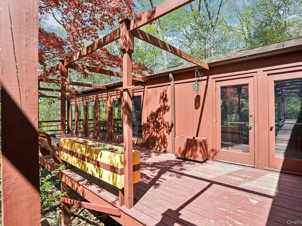 59 Shad Road W, Pound Ridge, NY 10576