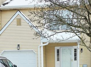 5 Pioneer Ct, Ewing, NJ 08628