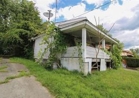 3rd image of 930 Cameron Ave