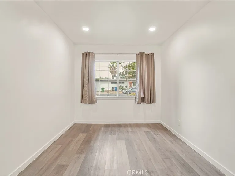 6318 Nagle Ave — Photo 8