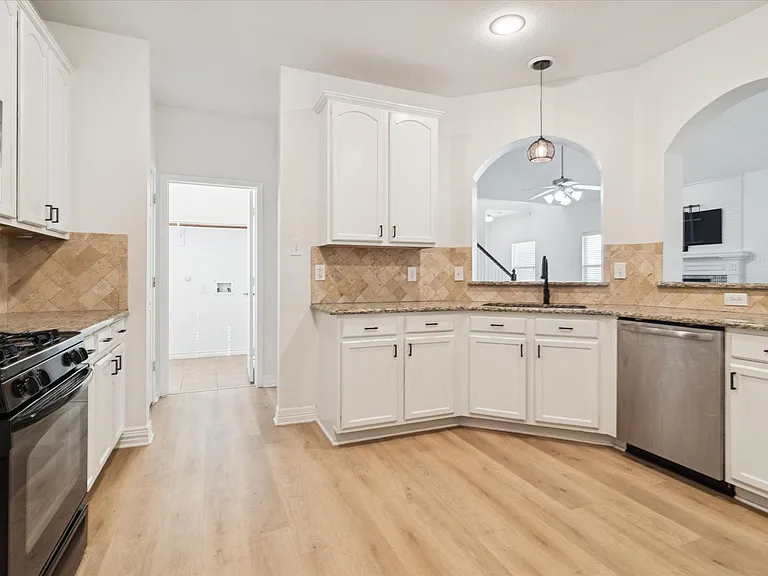 1116 Charleston Ln — Photo 12
