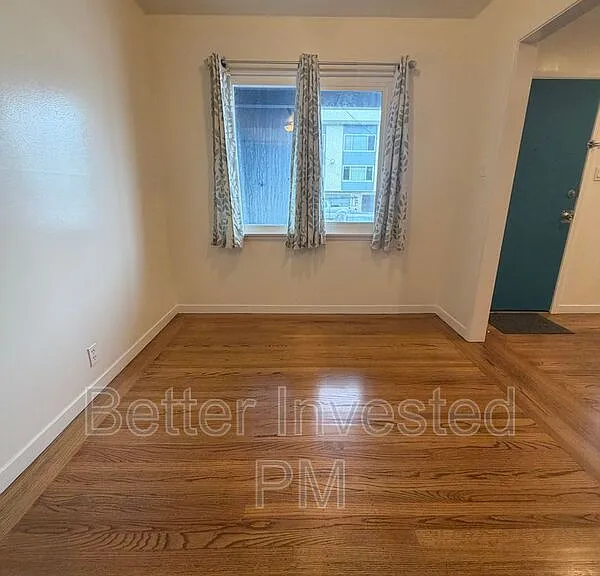 2400 39th Ave #4 — Photo 2