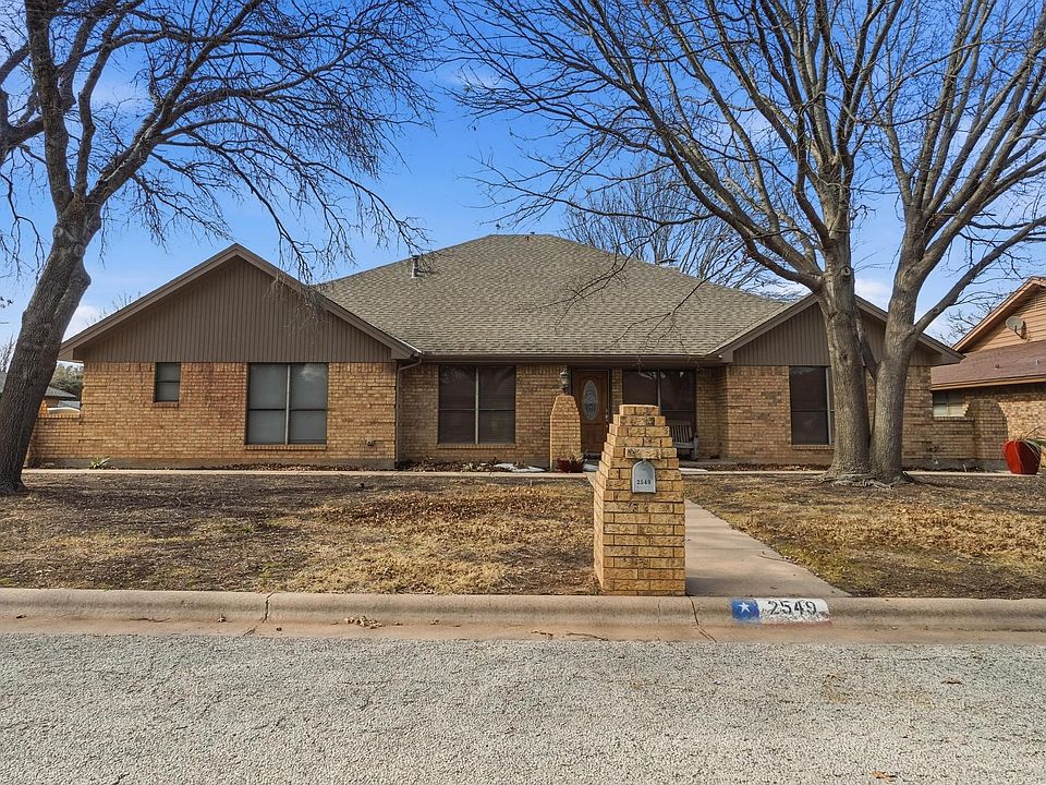 1st image of 2549 Woodlake Dr