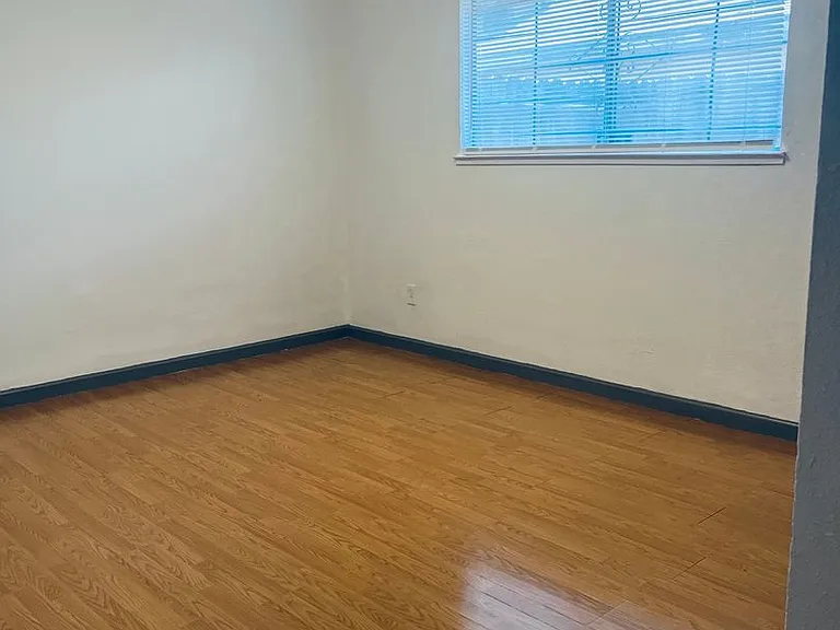 1117 Roselawn Ave — Photo 4