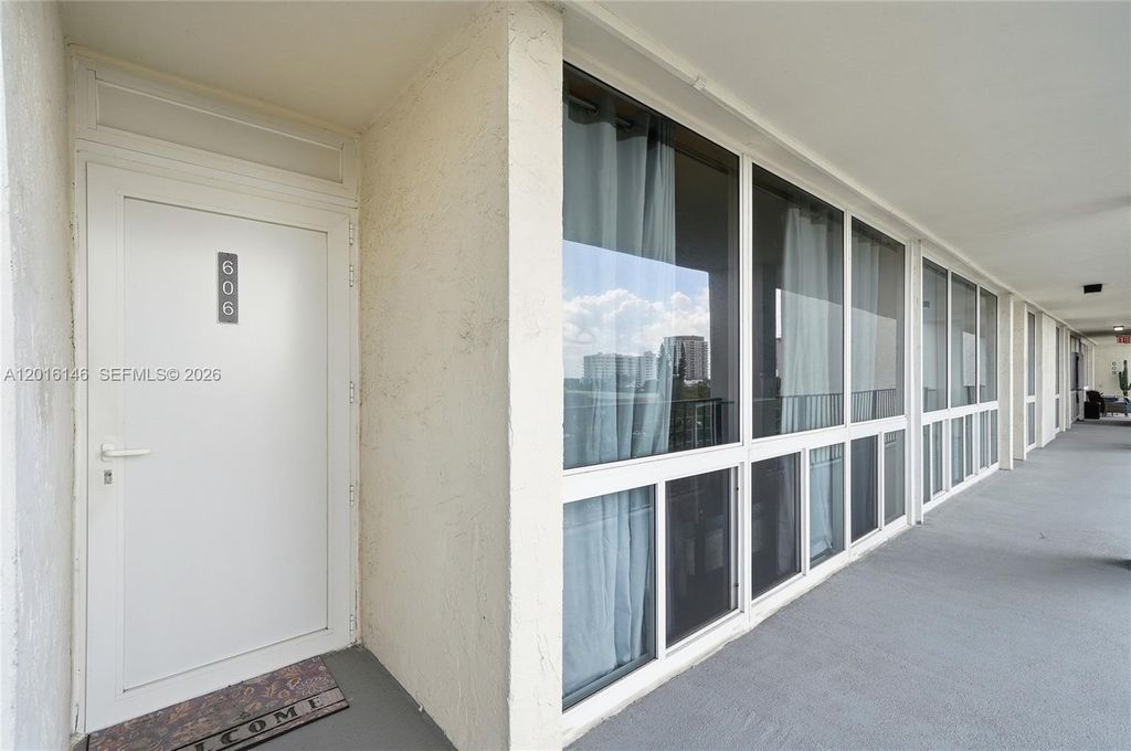 521 N Riverside Dr APT 606, photo 3