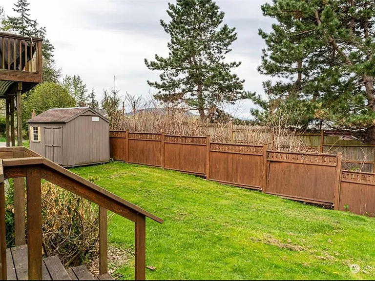 2043 Yew St — Photo 4