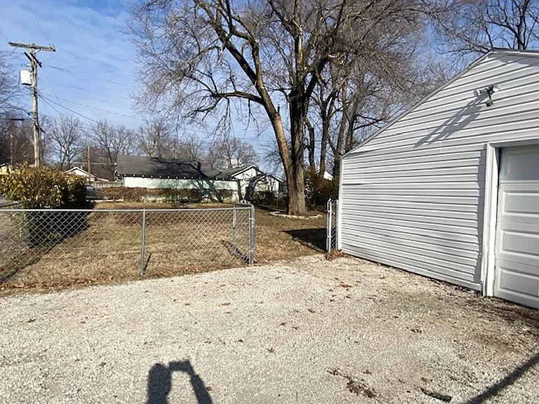 1701 E Belmont St — Photo 19