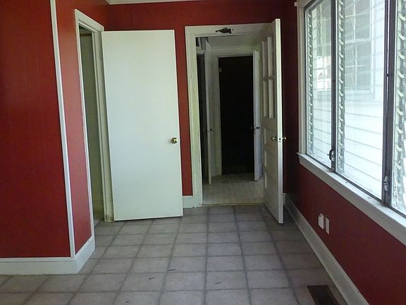 3rd image of 609 N Mecklenburg Ave