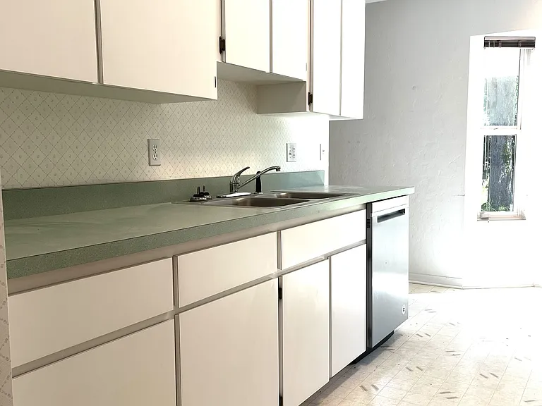 4118 NW 62nd Ave — Photo 3