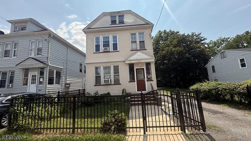 1 bed, 1.0 bath, $1,760 — Photo 1
