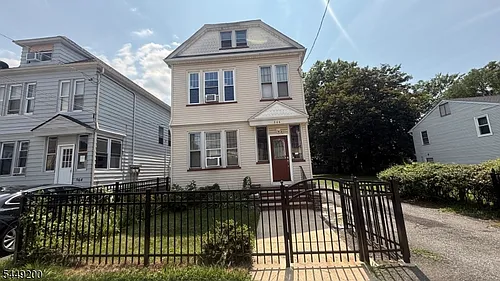 566 Morris St #1 Photo 1