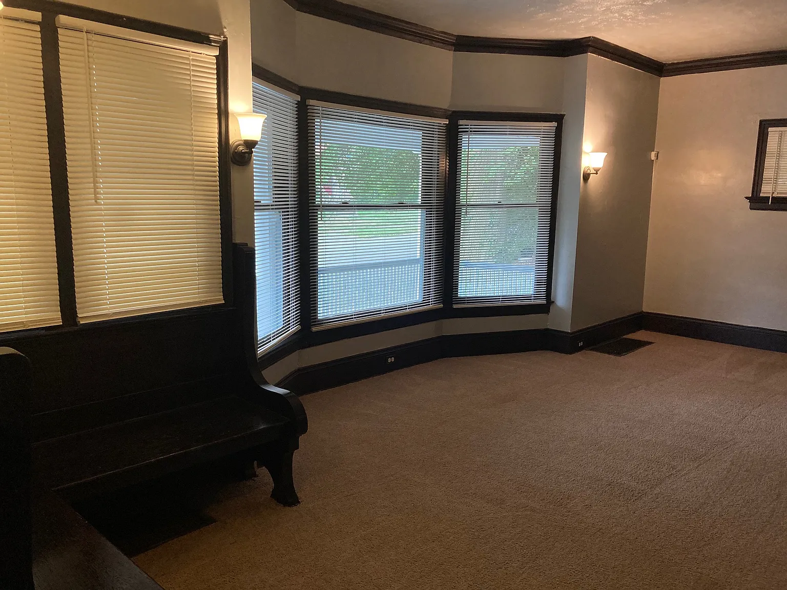 5 bed, 1.5 bath, 2000 sqft, $1,800 — Photo 2