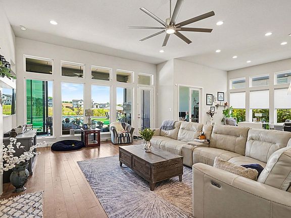 5th image of 573 Broadleaf Way