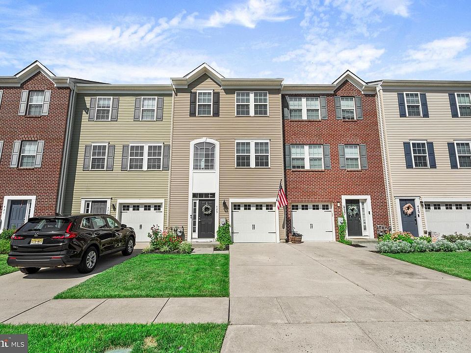 1st image of 425 Dogwood Dr