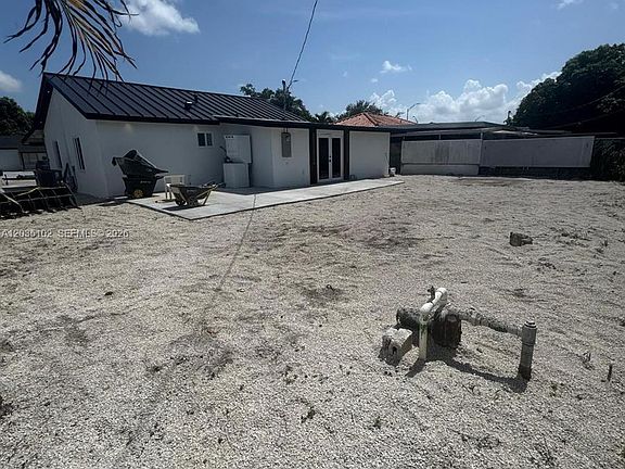 3rd image of 841 NE 4th Pl