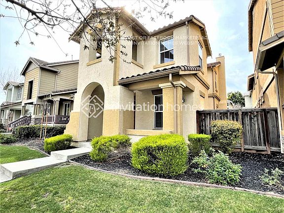 3rd image of 914 Oxford Ln
