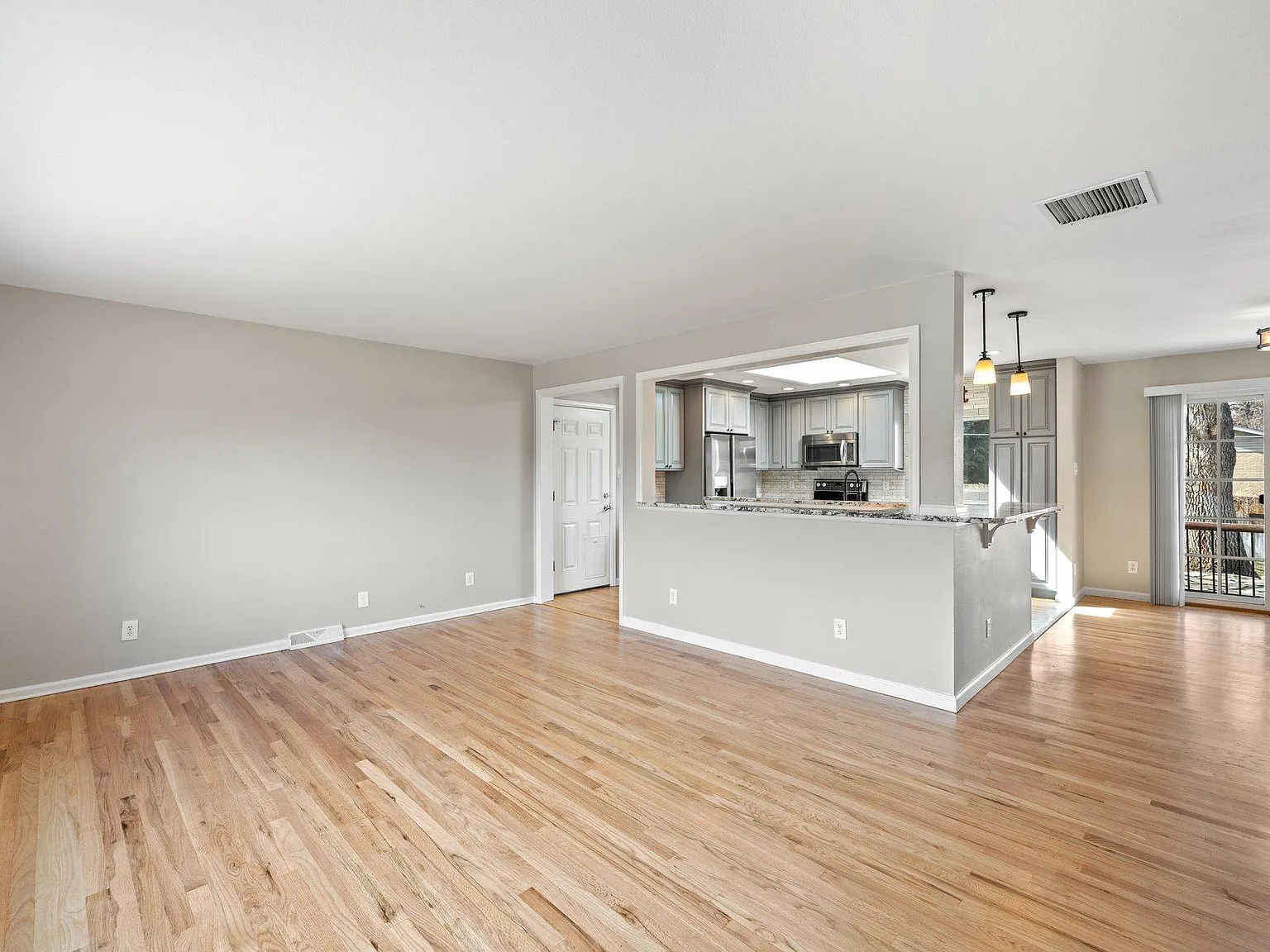 4 bed, 1998 sqft, $3,350 — Photo 4