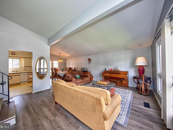 5th image of 3308 Greenmead Rd
