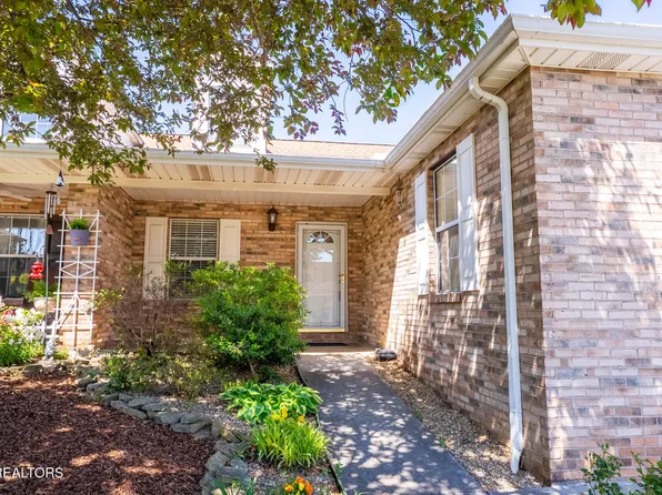 215 Royal Oaks Dr, Maryville, TN 37801