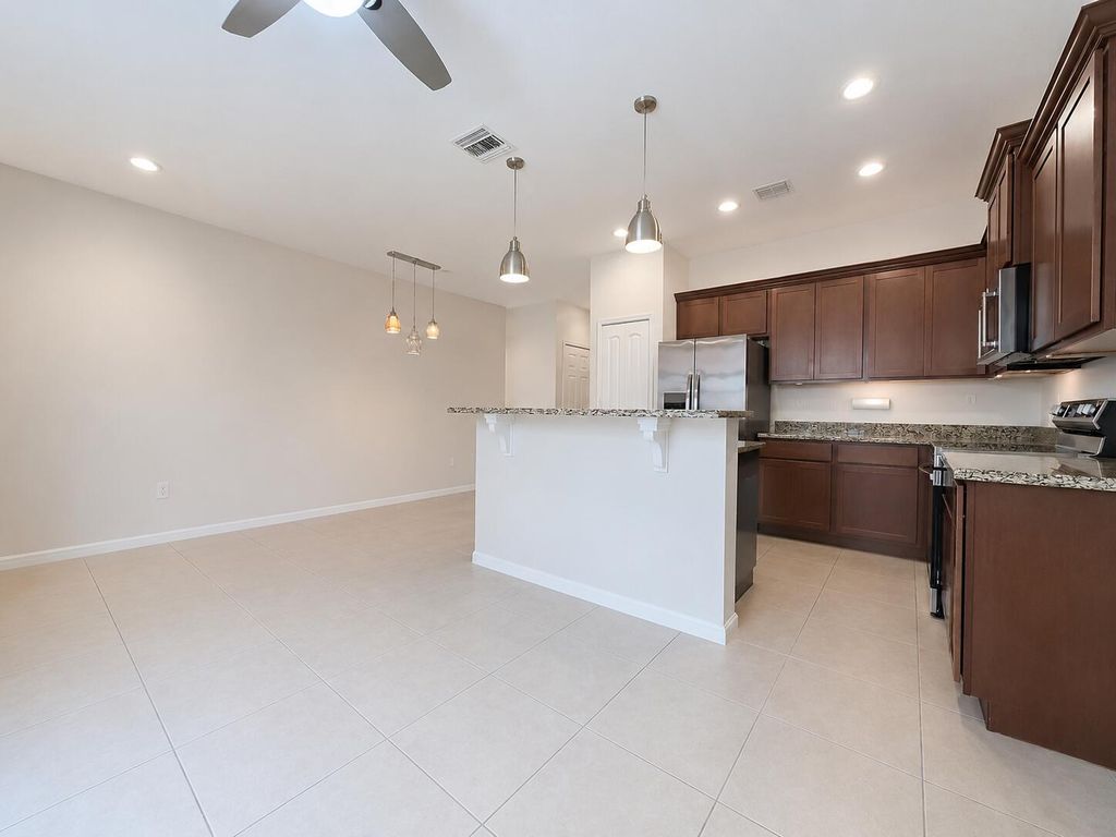 726 SW 1st Way, photo 5