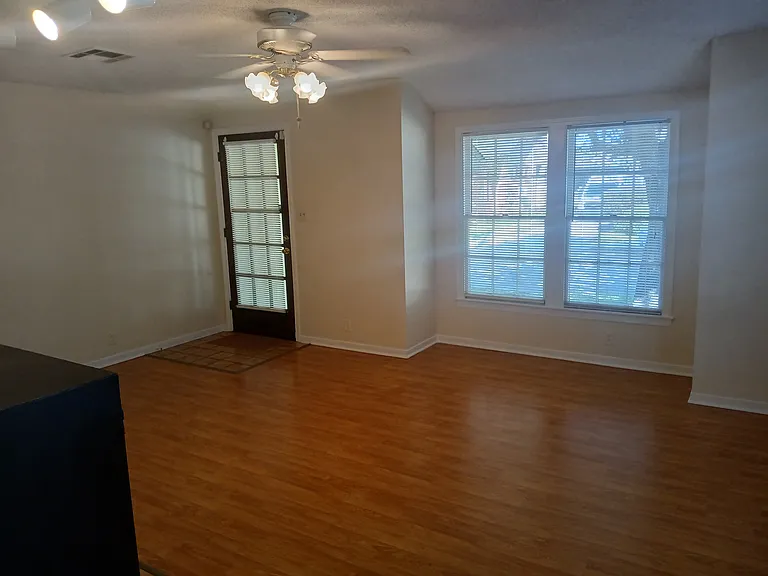 920 Iris St — Photo 6