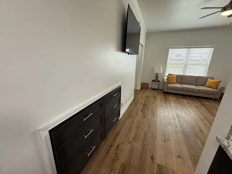 512 E Madison St — Photo 10