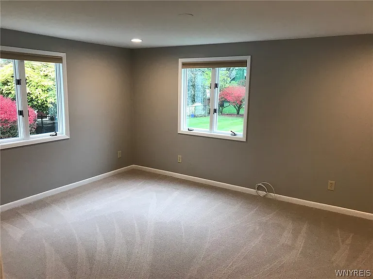 88 E Royal Pkwy — Photo 10